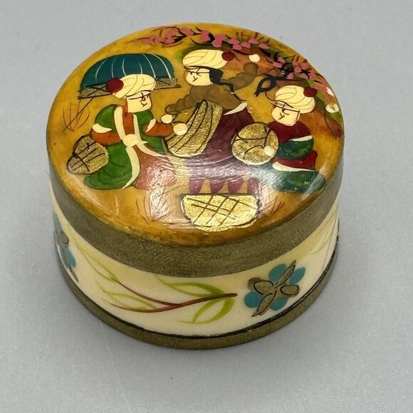 Vintage Hand Painted Round Lidded Trinket Box Three Villagers Snuff Pill Box - Picture 2 of 12